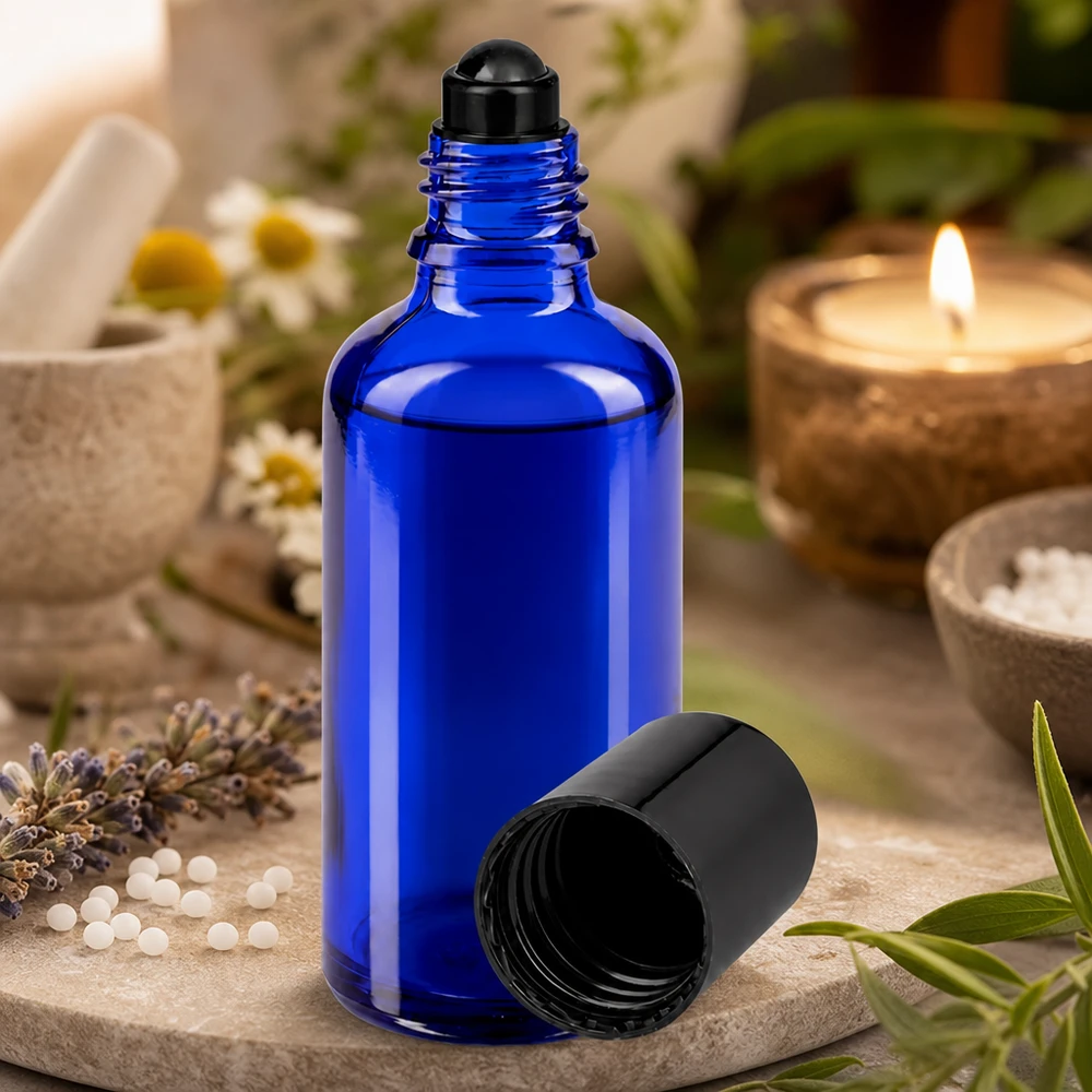 Frasco roll-on de 50 ml de cristal con protección UV, de color azul cobalto, con el aplicador esférico negro abierto