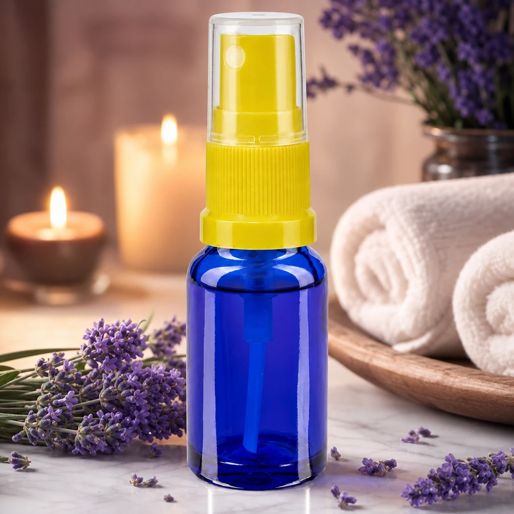 Botella de farmacia azul 30ml tapón pulverizador amarillo Accesorio de aromaterapia: frasco pulverizador azul de 30 ml con boquilla amarilla junto a flores de lavanda
