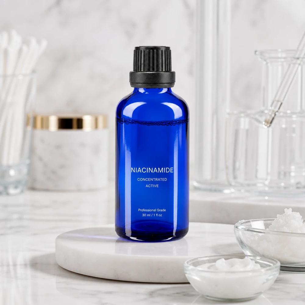 Botella de farmacia azul 50ml tapón cuentagotas anillo vertedor 2mm cierre inviolable negro Frasco azul de 50 ml de sérum de niacinamida con tapón negro sobre una bandeja de mármol en un entorno de laboratorio