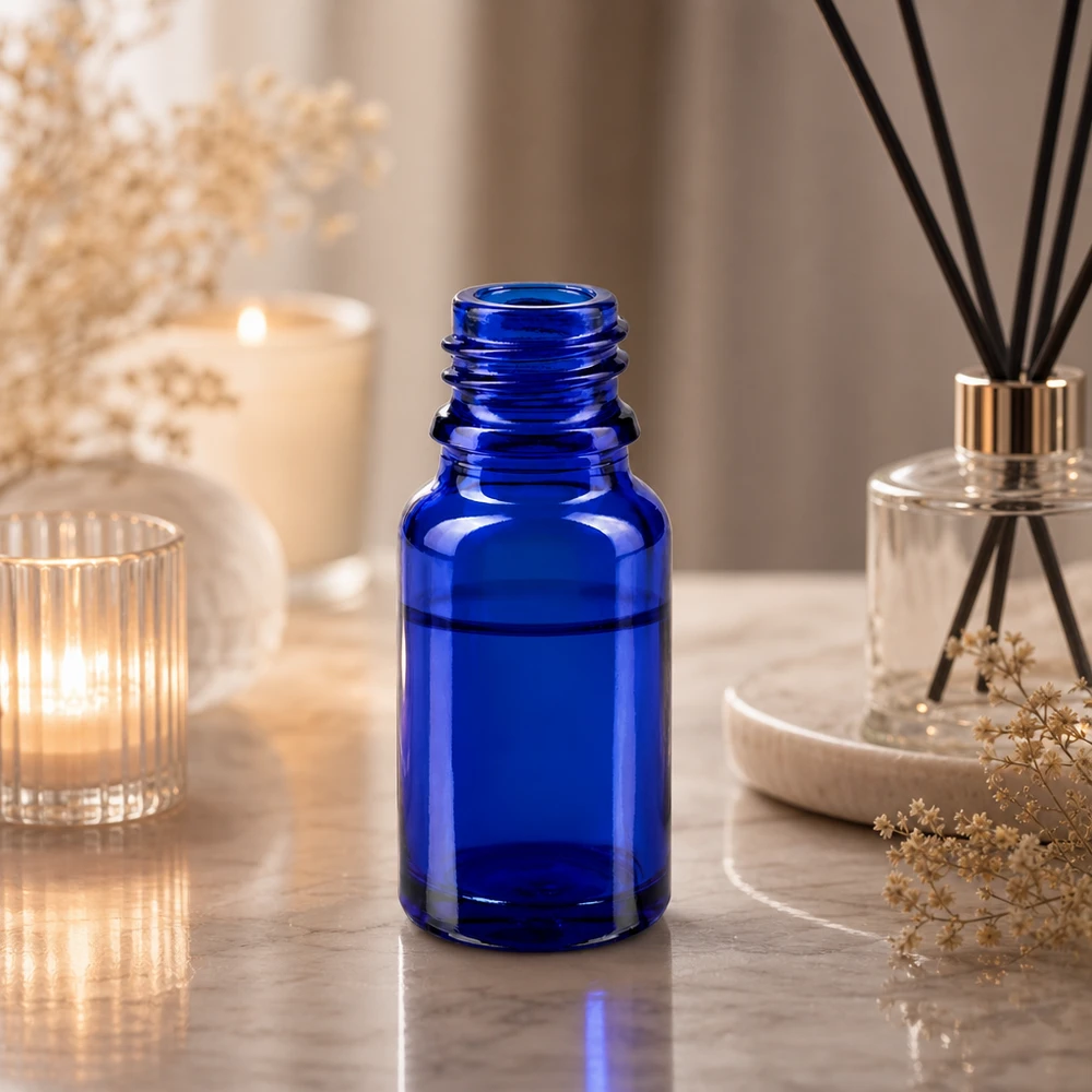 Pequeño frasco de vidrio de 10 ml de color azul para la dosificación precisa de medicamentos y remedios naturales