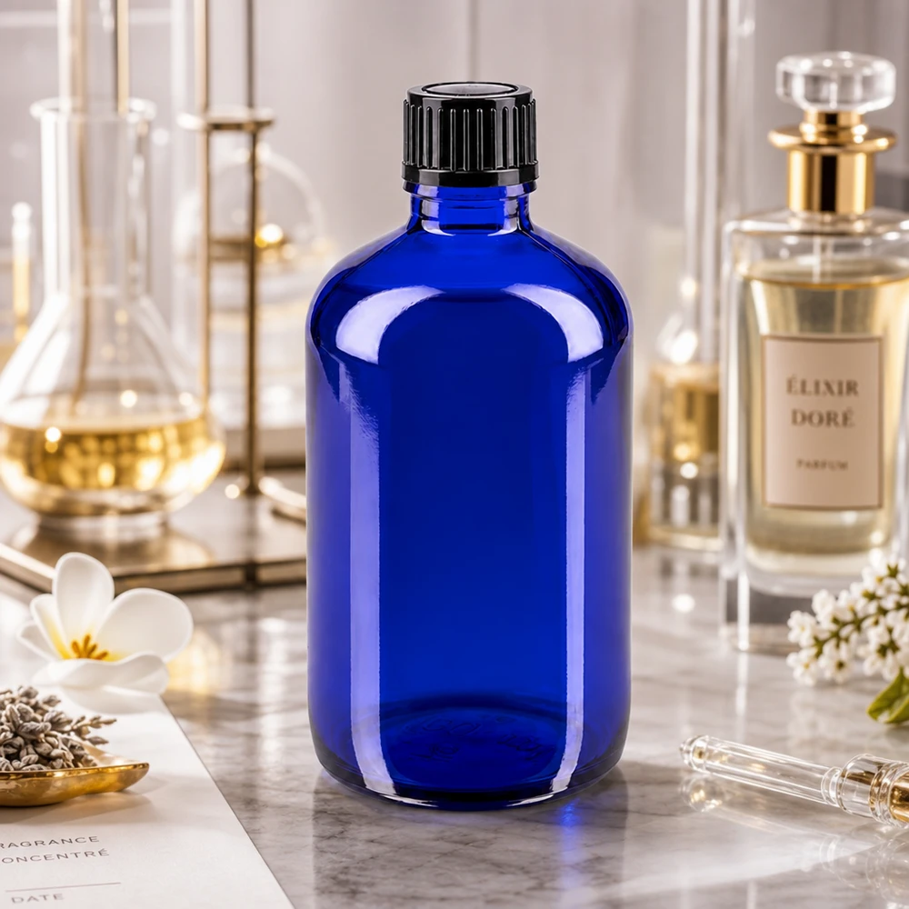 Botella de cristal azul de 100 ml con tapón de rosca negro en el laboratorio de perfumería con un matraz de Erlenmeyer