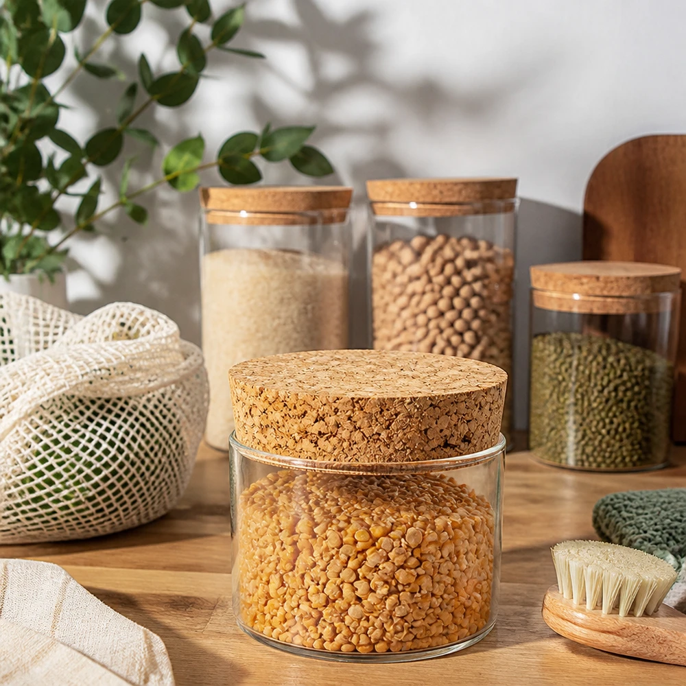 Tarros de almacenamiento sostenible con tapas de corcho y tapón de corcho WECK RR40 en cocina moderna cero residuos almacenamiento corcho natural