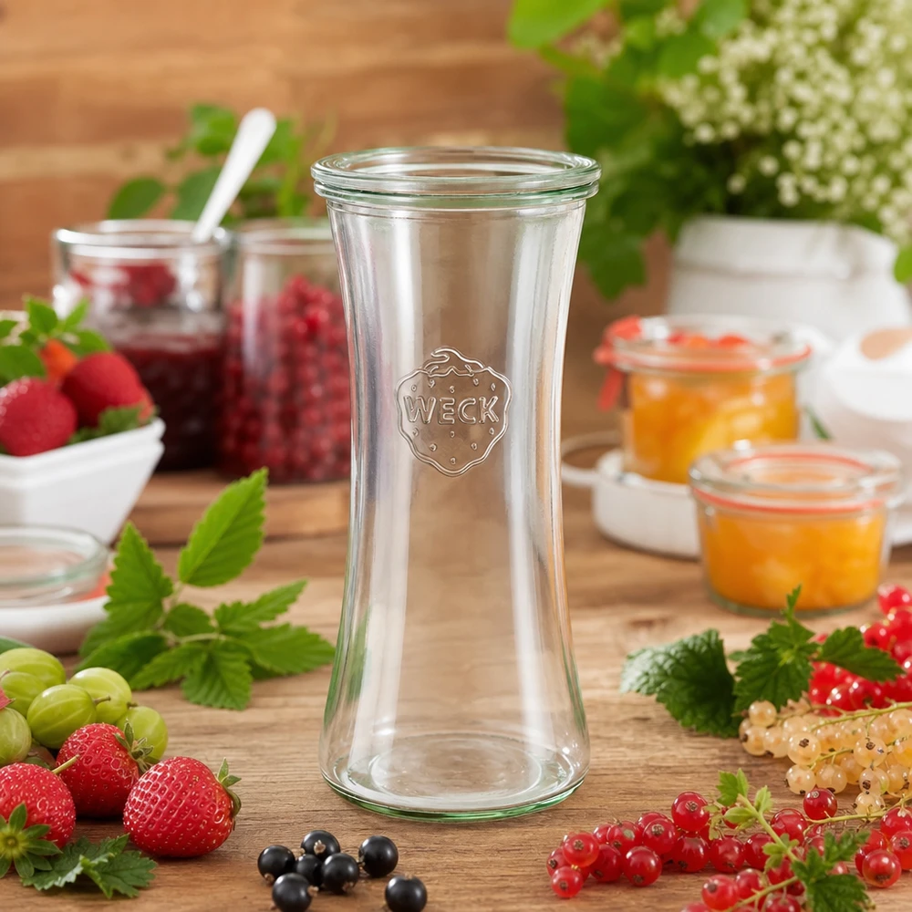 Tarro delicatessen 700ml con tapa de cristal WECK RR80 WECK tarro de delicatessen de 700ml RR80 con bayas frescas y mermeladas sobre una mesa de madera - tarro de conserva para mermeladas