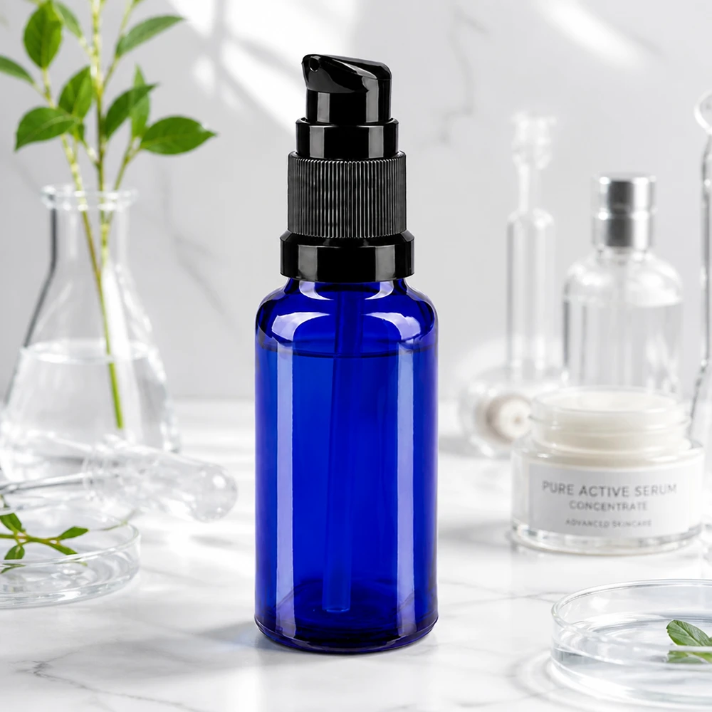 Frasco azul de 20 ml con dosificador, de cristal de farmacia, con cabezal negro, sobre una superficie de mármol junto a material de laboratorio de cristal