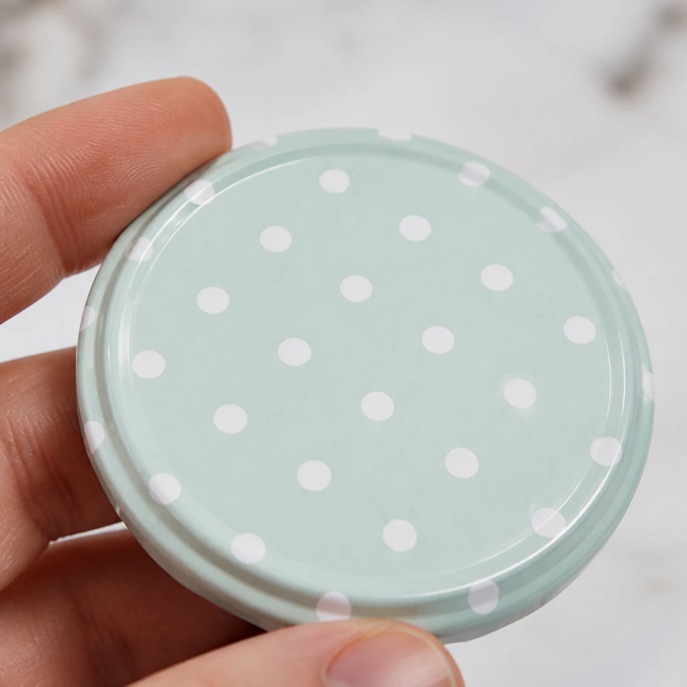 Tapa BasicSeal de 63 mm, modelo TO63, en verde menta mate con puntos blancos. Foto del producto en primer plano