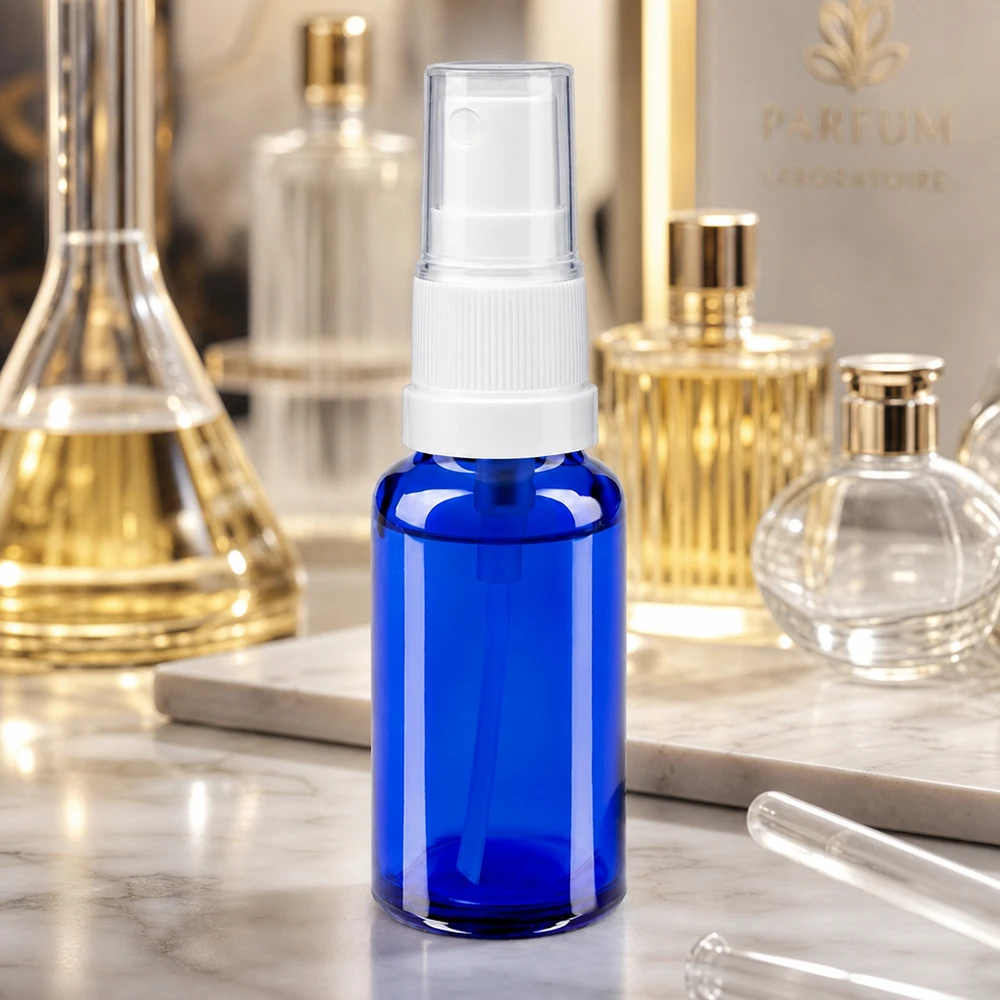Frasco de farmacia azul de 20 ml con pulverizador blanco, sobre un fondo de laboratorio de perfumería