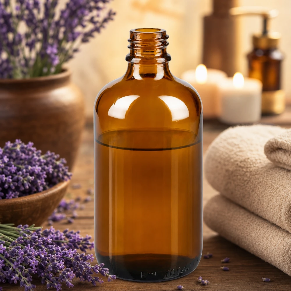 Botella de vidrio marrón ApoGlas de 100 ml con lavanda y toallas en un relajante ambiente de spa
