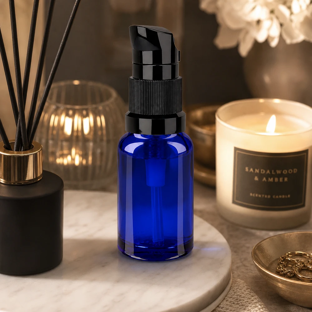 Elegante frasco bomba de 10 ml en azul cobalto con dosificador negro mate STD BlueLine UT18/10