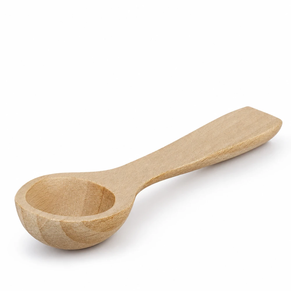 Cuchara pequeña de haya de 7,7 cm con forma de cuchara sobre fondo blanco Vista detallada Grano de madera Utensilios de cocina