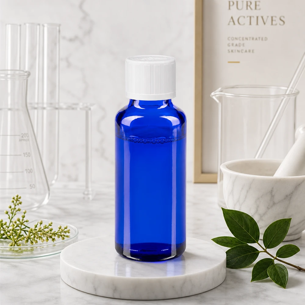 Frasco de laboratorio azul de 30 ml con tapón de seguridad blanco sobre una base de mármol, entre aparatos de vidrio de laboratorio