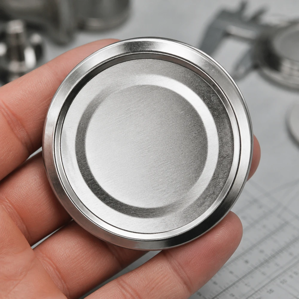 Tapa BasicSeal de 58 mm, color plata, TO58deep, UNiTWIST. Primer plano de la tapa metálica con acabado cepillado