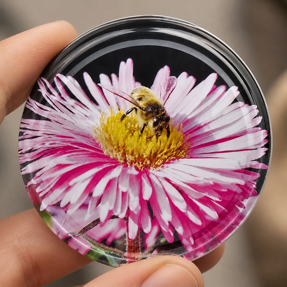 Tapa redonda atornillable TO82 de 82 mm con un motivo floral de áster rosa y una abeja, fabricada en hojalata, de UNiTWIST