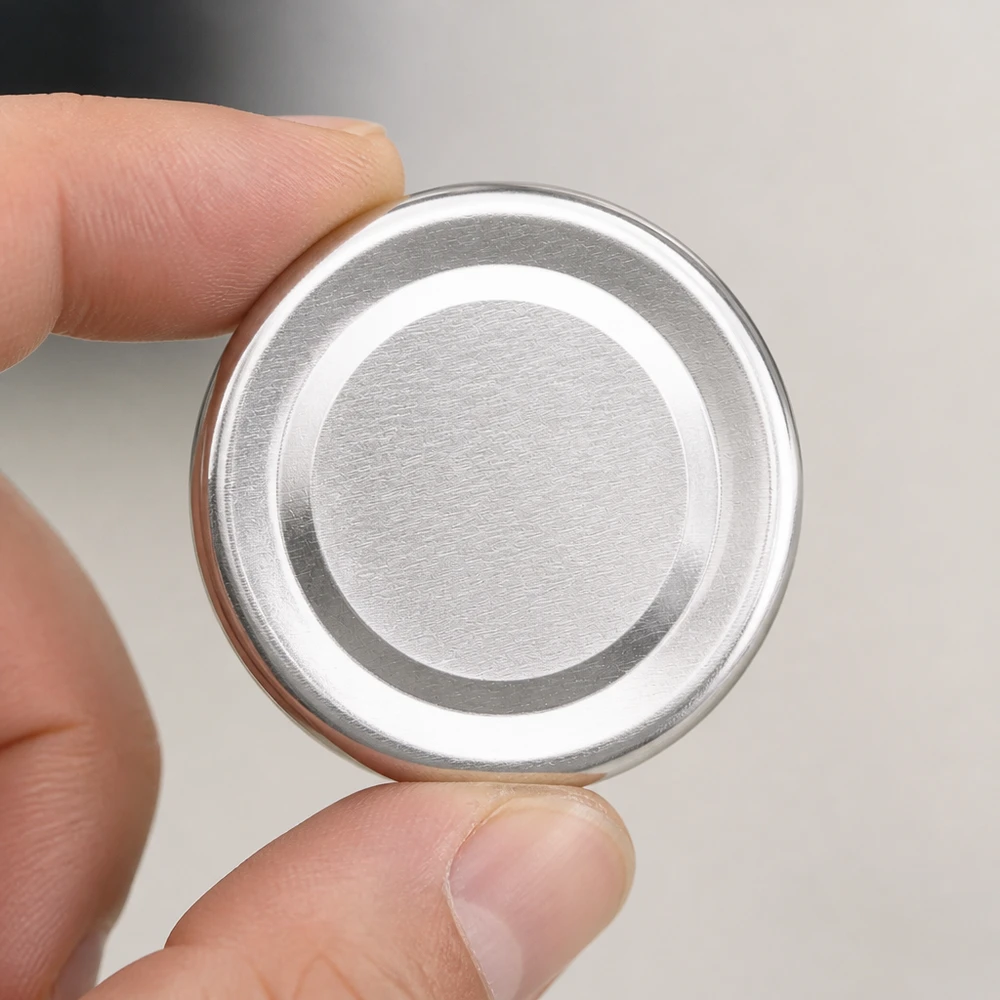 Primer plano de la tapa TO43 BasicSeal de 43 mm, color plata, UNiTWIST, con anillos concéntricos