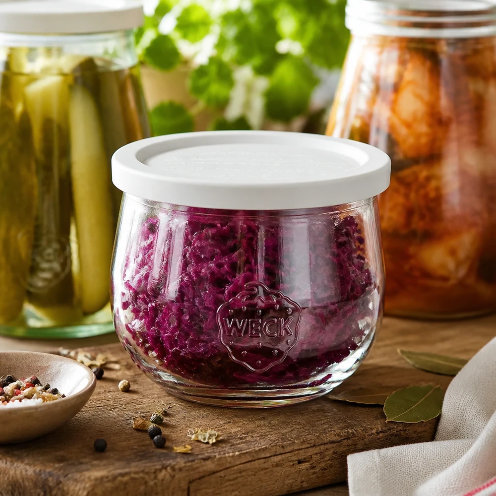 Tarro tulipán de 580ml con tapa de frescura WECK RR100 WECK Tulpenglas 580ml RR100 mit Rotkraut gefüllt zwischen eingelegten Gurken und Kimchi für Fermentierung und Konservier