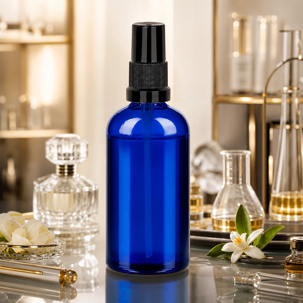 Frasco pulverizador de 100 ml negro con tapón estándar BlueLine UT18/100 Elegante frasco pulverizador de 100 ml STD BlueLine - cabezal pulverizador negro sobre cristal azul intenso para cosméticos de lujo