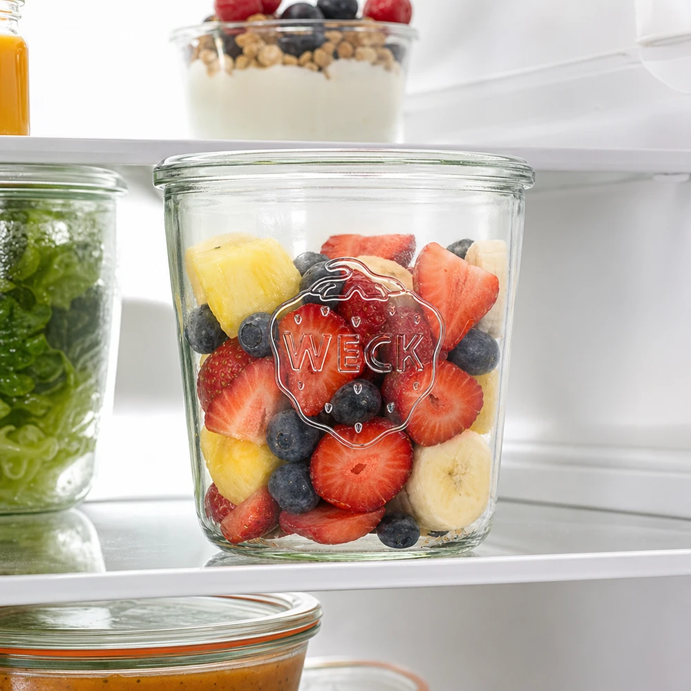 Vasos de 580ml WECK RR100 Vasos RR100 WECK de 580 ml llenos de fruta fresca para conservar alimentos en el frigorífico