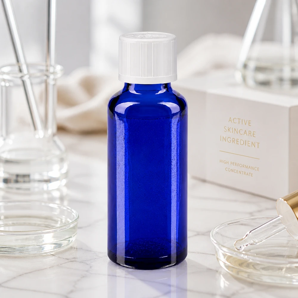 Botella de farmacia azul 30ml tapón de rosca blanco a prueba de niños estándar Frasco de farmacia de 30 ml en color azul cobalto con tapón de seguridad para niños blanco, en un entorno de laboratorio