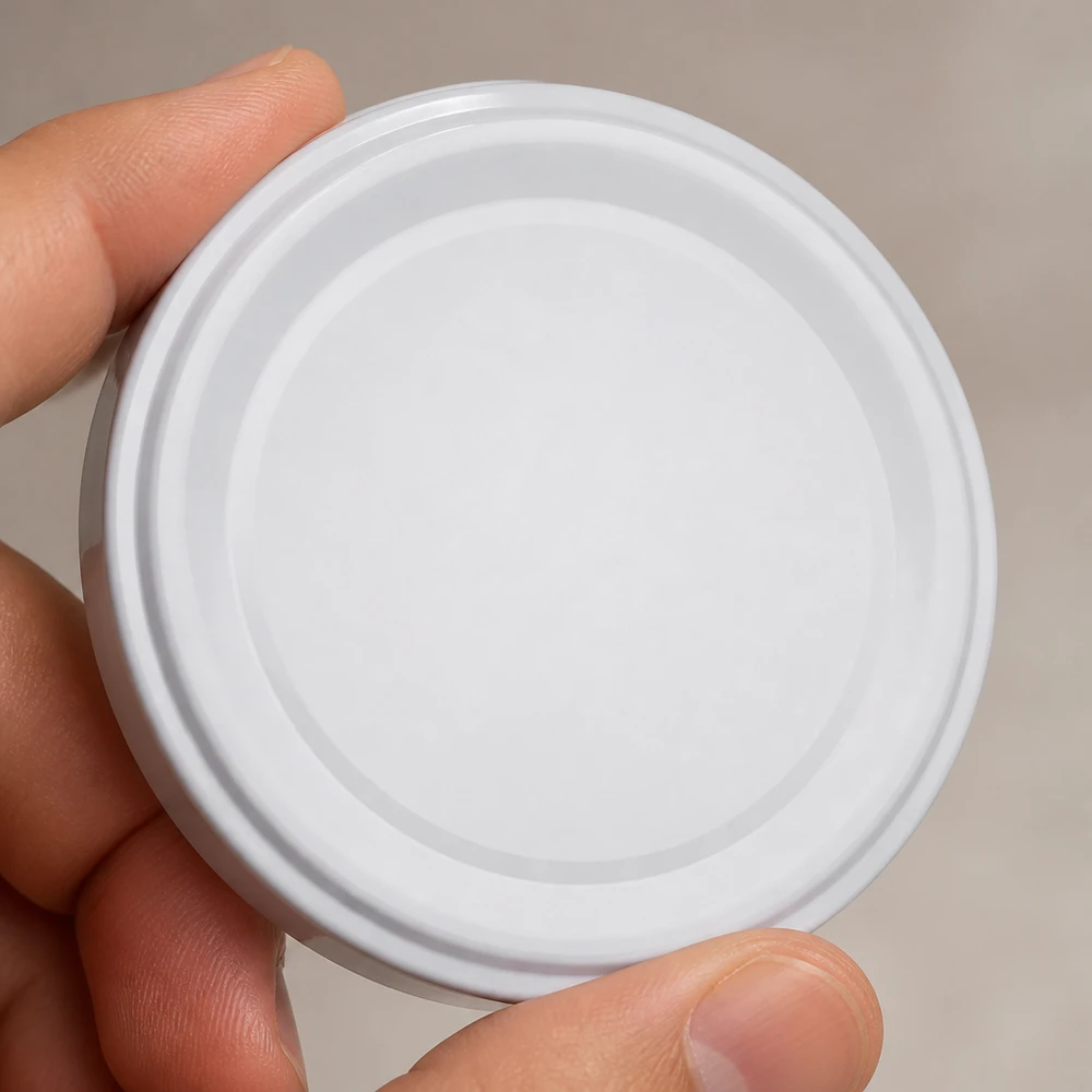 Tapa BasicSeal de 66 mm, blanca, TO66deep, UNiTWIST. Primer plano de la tapa metálica con estructura acanalada