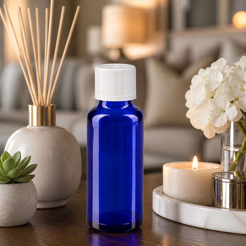 Botella de farmacia azul 30ml tapón de rosca blanco a prueba de niños estándar Frasco de cristal azul cobalto de 30 ml con tapón de seguridad para niños de color blanco sobre una mesa de madera