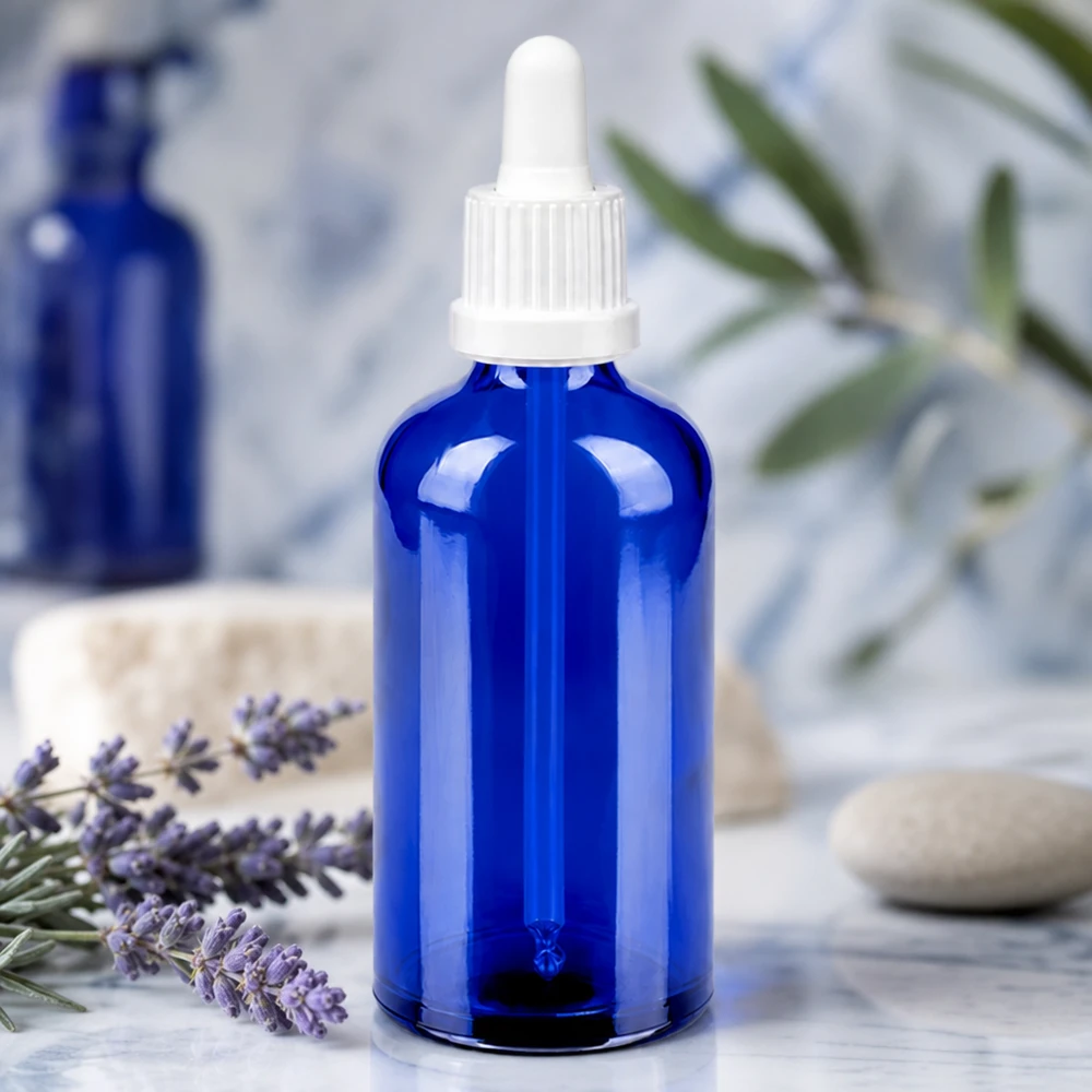 Elegante botella de vidrio azul de 100 ml con pipeta ergonómica BlueLine UT18/100 para un manejo sencillo
