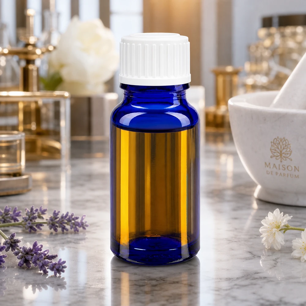 Botella de farmacia azul 10ml tapón rosca blanco estándar Frasco de farmacia azul de 10 ml con tapón blanco estándar junto a flores de lavanda y un mortero