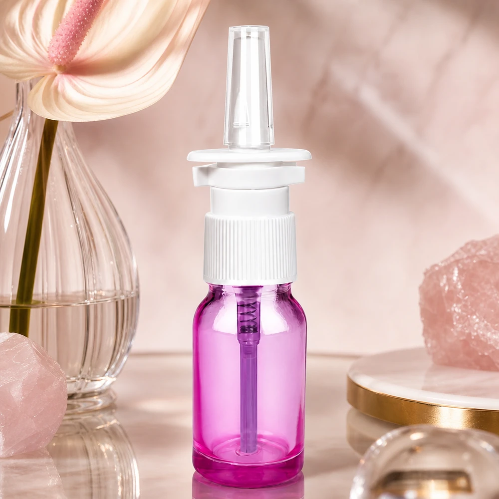 Frasco pulverizador nasal de 10 ml blanco/transparente estándar PurpleLine. UT18/10 Elegante pulverizador nasal de 10 ml de color violeta claro con cabezal blanco para una dosificación precisa