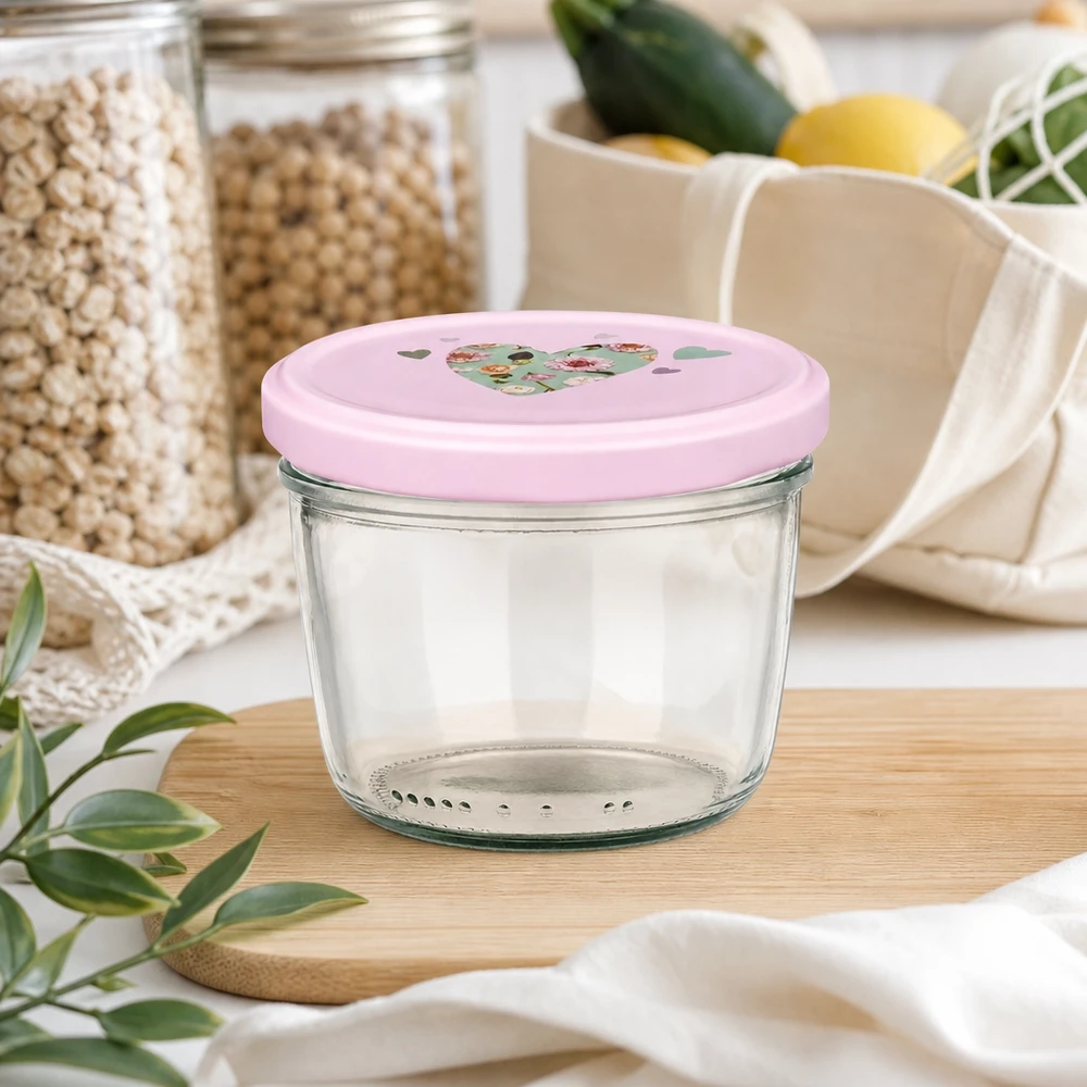 Vasos vacíos de 230 ml con tapa de corazón rosa sobre tabla de madera en cocina sostenible de residuo cero con tarros de almacenaje