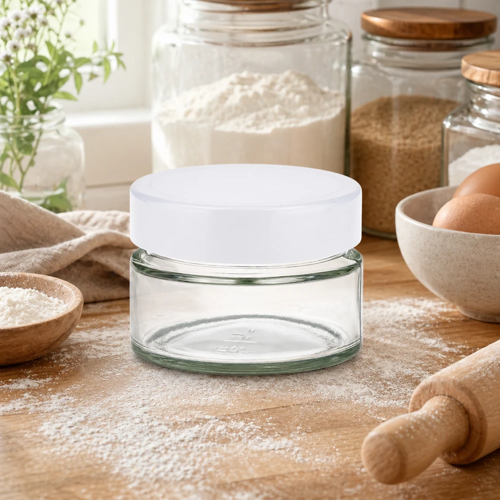 Bote redondo de 130 ml UNiTWIST BasicSeal blanco en cocina con ingredientes de repostería - Harina Huevos Rodillo Amasador Ambiente de cocina