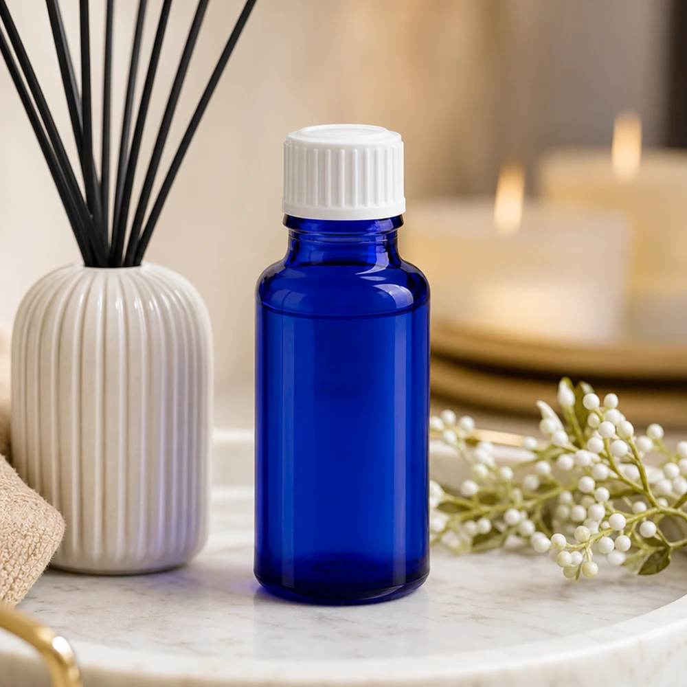 Botella de farmacia azul 20ml tapón de rosca blanco estándar Frasco de farmacia azul de 20 ml con tapón blanco estándar sobre una bandeja de mármol