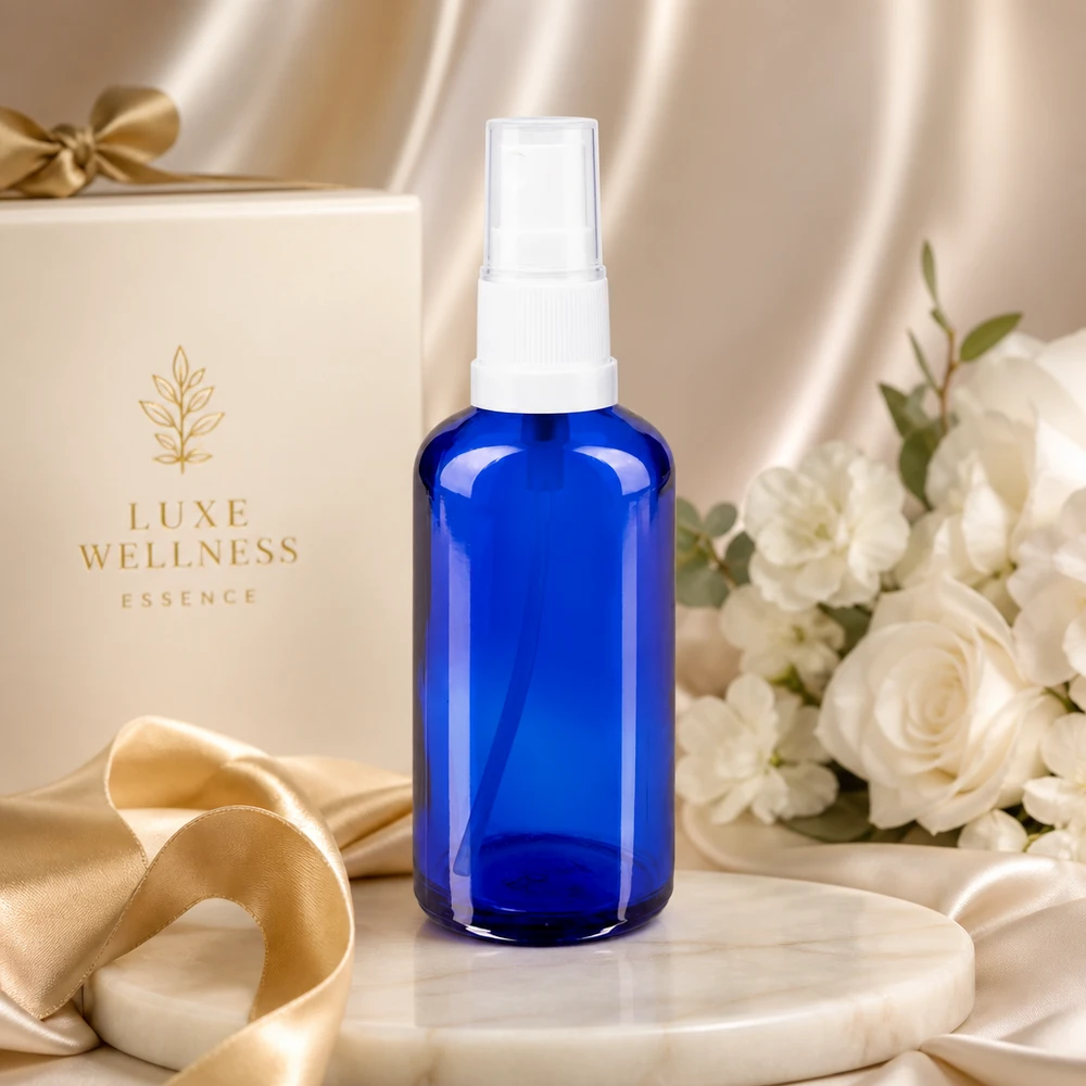 Botella de farmacia azul 50ml pulverizador blanco Frasco de cristal azul cobalto de 50 ml con pulverizador blanco, sobre un elegante fondo de caja de regalo