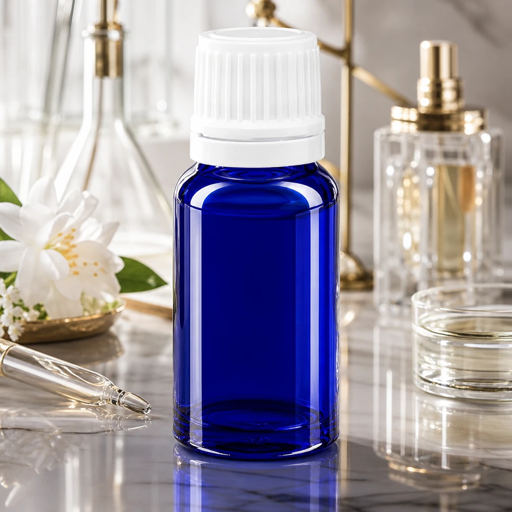 Botella de farmacia azul 10ml tapón cuentagotas 1.2mm blanco a prueba de manipulaciones Frasco cuentagotas ApoGlas azul de 10 ml con tapón de seguridad para niños blanco sobre fondo de mármol