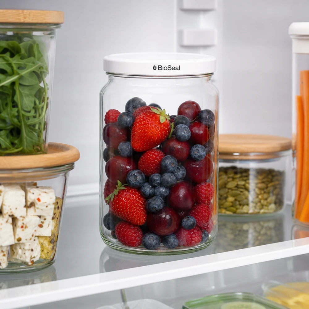 Tarro redondo de 795ml con tapa blanca UNiTWIST BioSeal UNiTWIST Runda795 im Kühlschrank mit frischen Beeren - optimale Frischhaltung dank weißem TO82 BioSeal Deckel