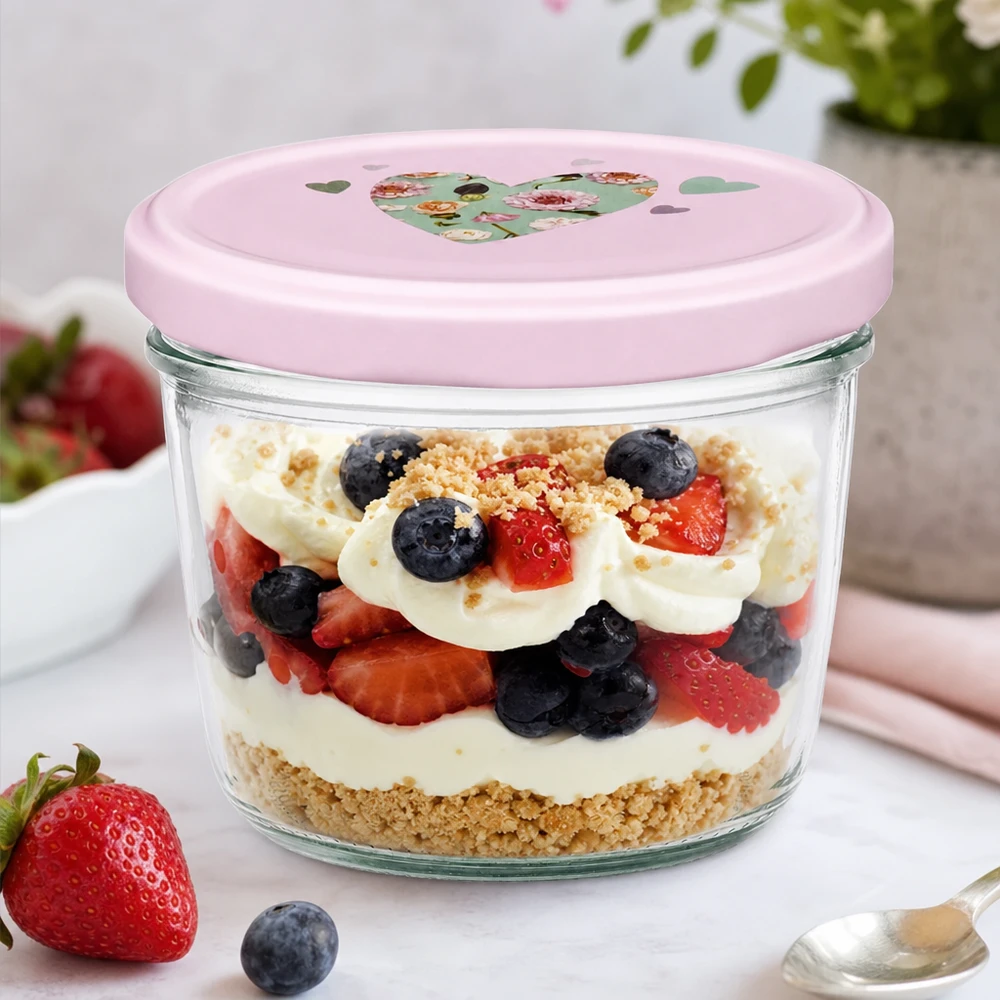 tarro rosa de 230 ml en forma de corazón con postre de bayas postre en capas yogur fresas arándanos galleta base postre