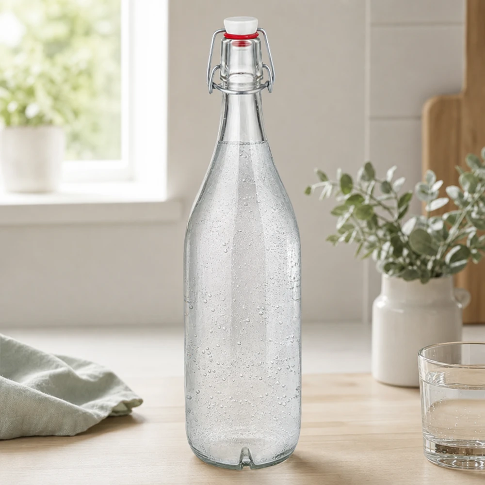 Botella de cristal de 1000 ml con tapa oscilante llena de agua con gas sobre mesa de madera en cocina moderna