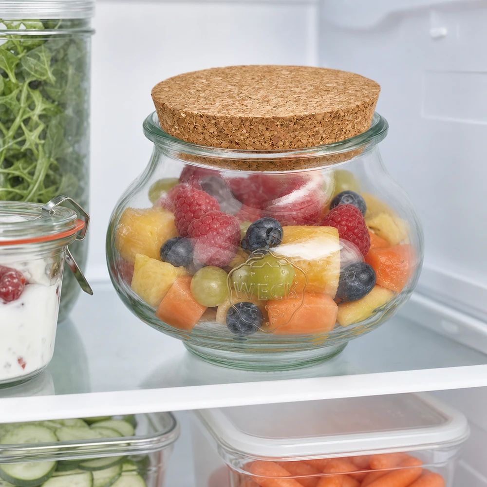 Tarro joyero de 560ml WECK RR80 con corcho natural WECK Schmuckglas 560ml RR80 mit Korkdeckel im Kühlschrank gefüllt mit frischem Obstsalat Kühlschrankorganisation