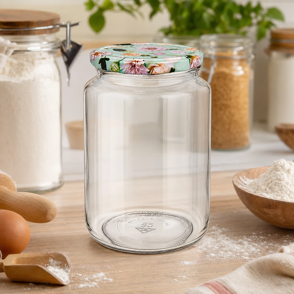 Tarro redondo de 795 ml con tapa de flor BasicSeal menta en cocina de repostería, harina e ingredientes de repostería sobre encimera de madera