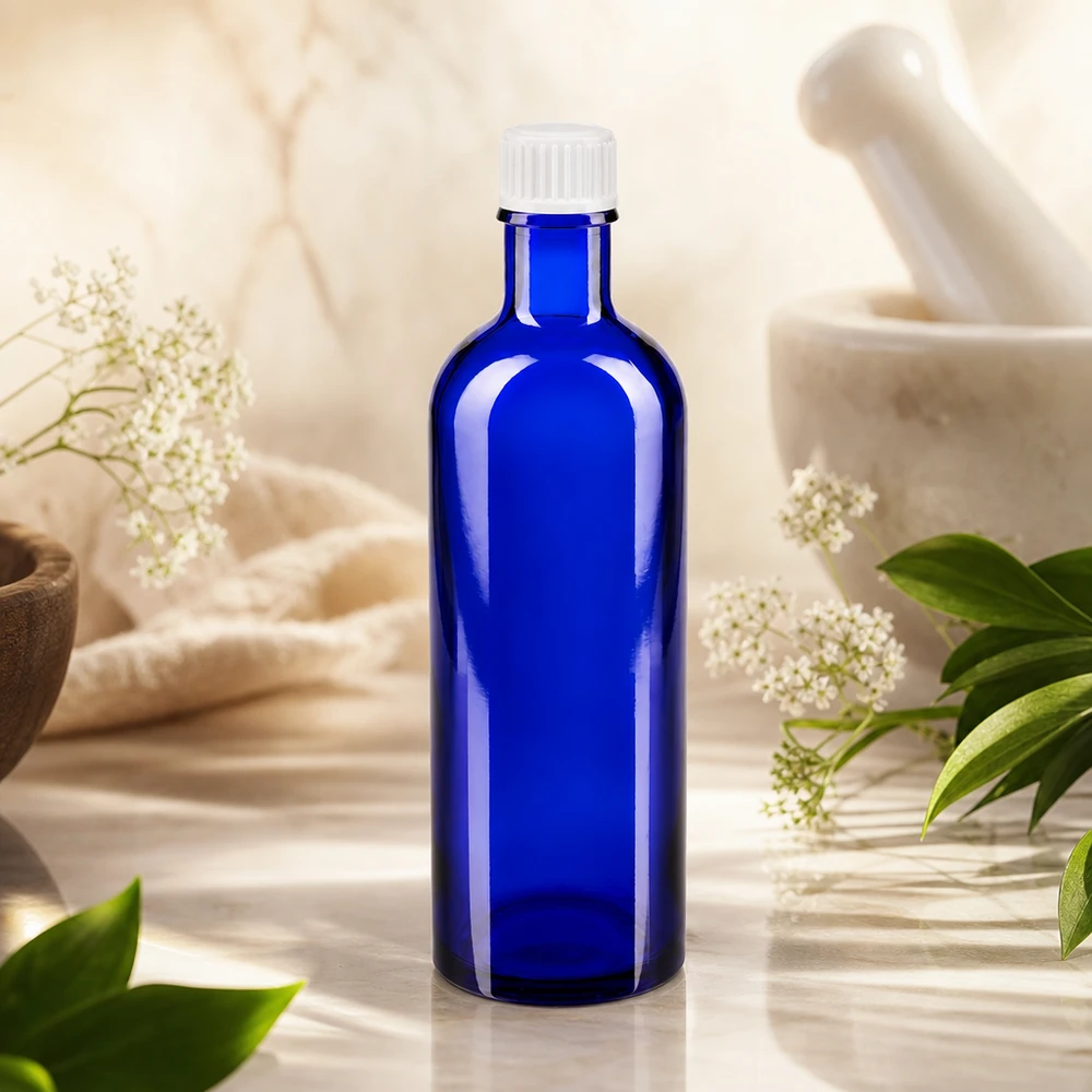 Botella de farmacia azul 200ml tapón rosca blanco estándar Frasco de farmacia azul de 200 ml con tapón de rosca blanco, entre hierbas medicinales y un mortero