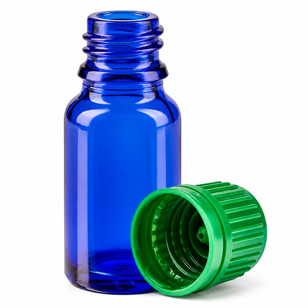 Pequeño frasco de vidrio azul cobalto de 10 ml con tapón verde para aromaterapia y cosmética natural