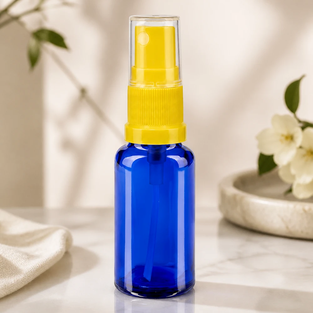 Botella pulverizadora compacta de farmacia de 20 ml, de cristal azul, con cabezal de bombeo amarillo y tapón transparente
