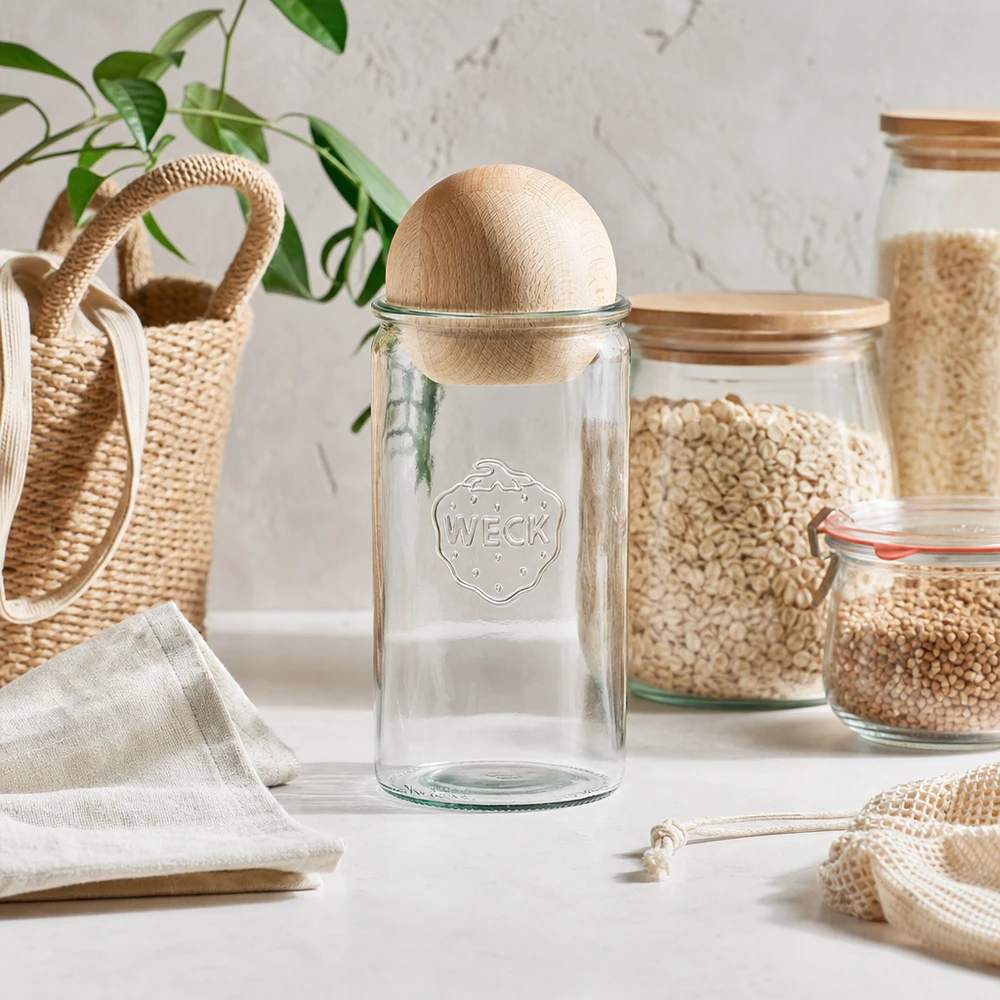 Vaso cilíndrico de 1590ml WECK RR100 con bola de madera de haya Tarro WECK 1590ml RR100 con tapón esférico de madera en cocina de residuo cero con soluciones de almacenamiento sostenibles