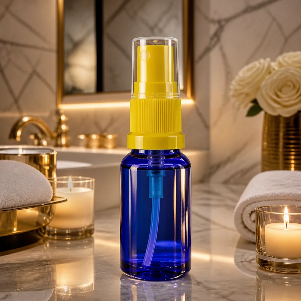 Pequeño frasco de cristal azul de 30 ml con dosificador amarillo sobre fondo de mármol