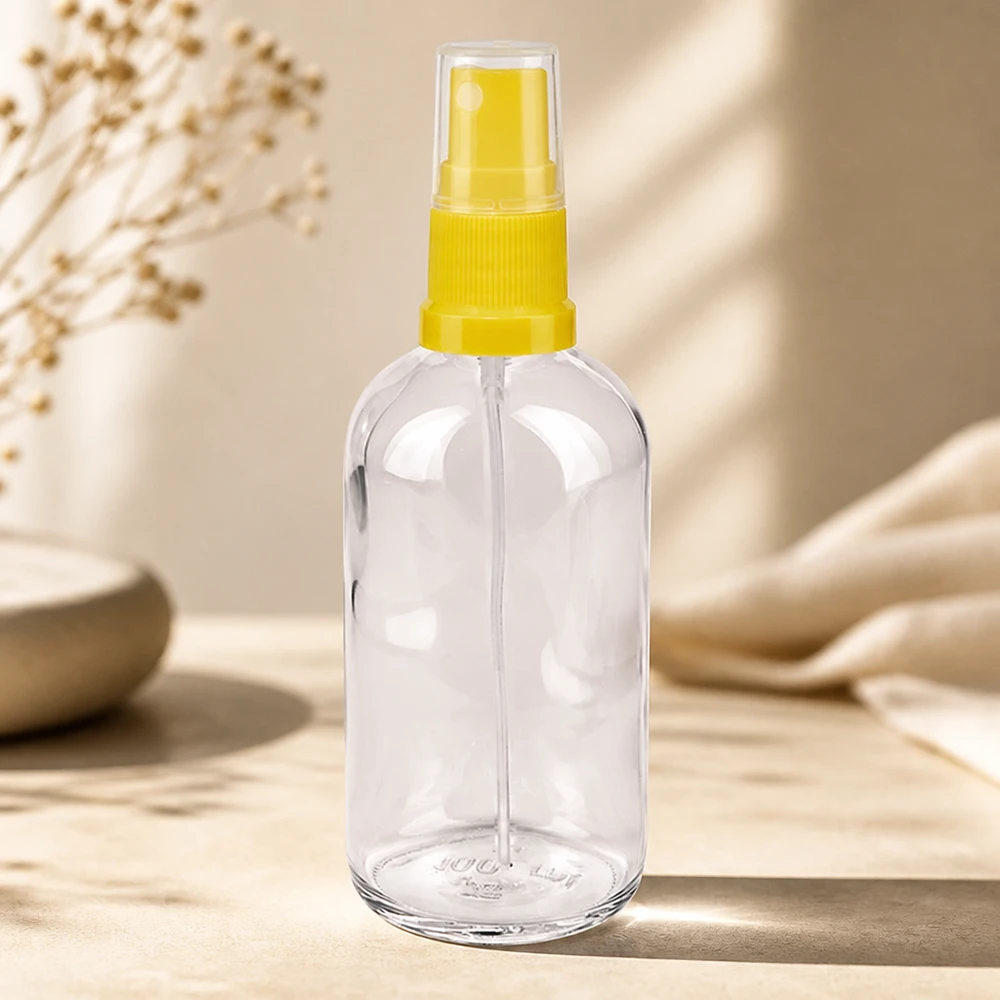 Botella pulverizadora de plástico vacía de 100 ml con dosificador amarillo sobre fondo de madera