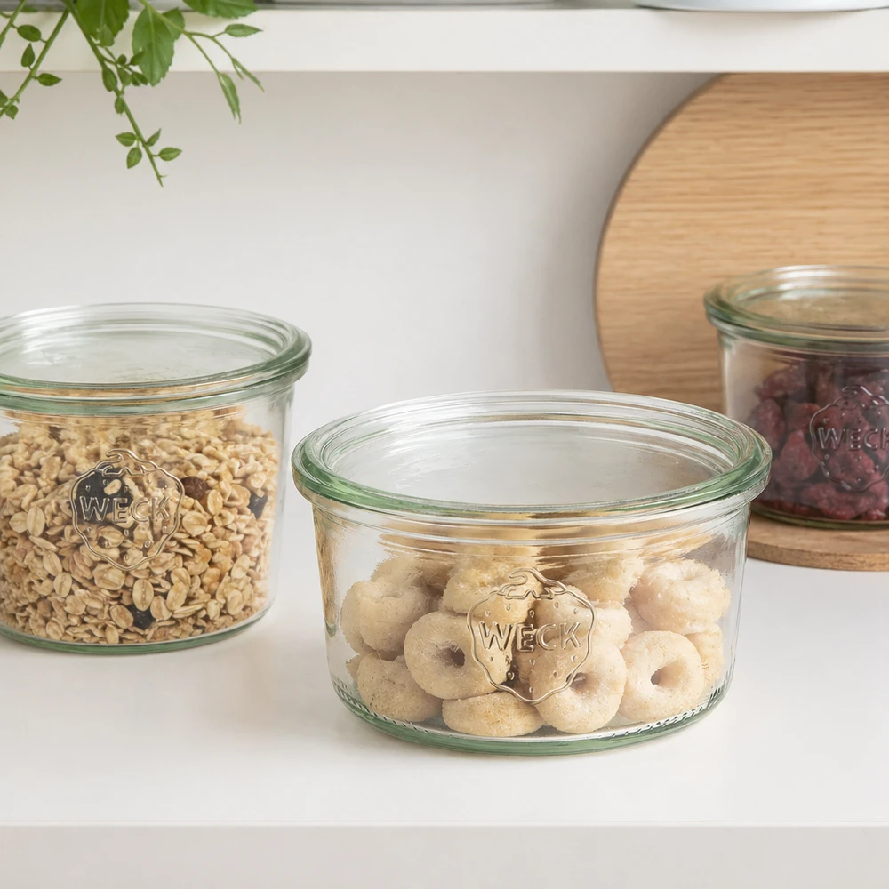 WECK 165ml RR80 mason jar lleno de donuts junto a otros tarros de almacenaje con muesli y frutos secos en blanco cocina