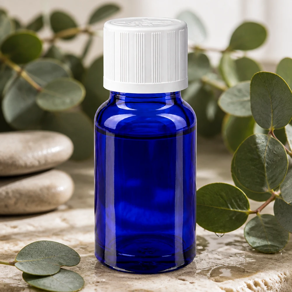Frasco de farmacia azul de 10 ml con tapón de seguridad para niños blanco entre ramas de eucalipto