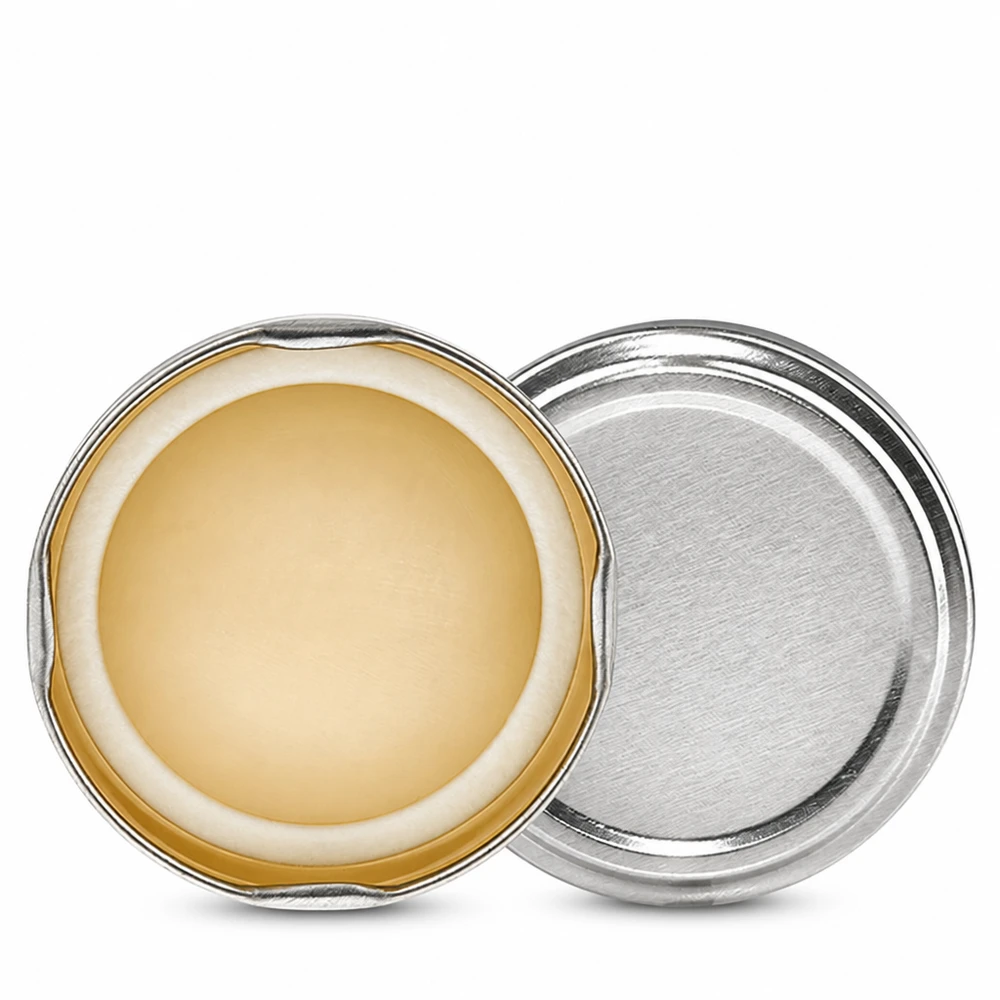 Tapa BasicSeal de 58 mm, color plata (TO58) UNiTWIST Tapa BasicSeal de 58 mm, color plata, modelo TO58 UniTwist, abierta, con pomada amarillenta en un recipiente metálico