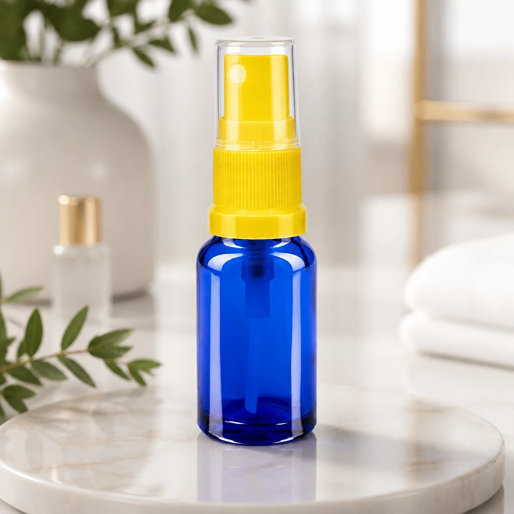 Botella de farmacia azul 10ml tapón pulverizador amarillo Pequeño frasco de farmacia azul de 10 ml con pulverizador amarillo, fabricado en vidrio protector de alta calidad