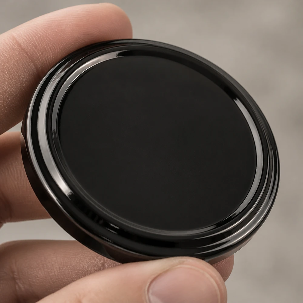 Primer plano de una tapa metálica BasicSeal negra de 63 mm, modelo TO63 UNiTWIST, con superficie brillante