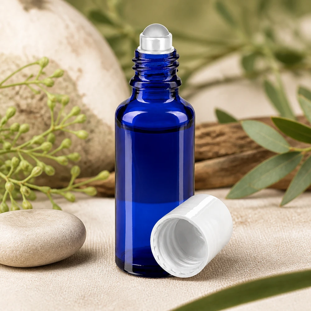 Frasco de farmacia azul de 30 ml con aplicador de acero inoxidable y tapón de rosca blanco sobre piedra natural