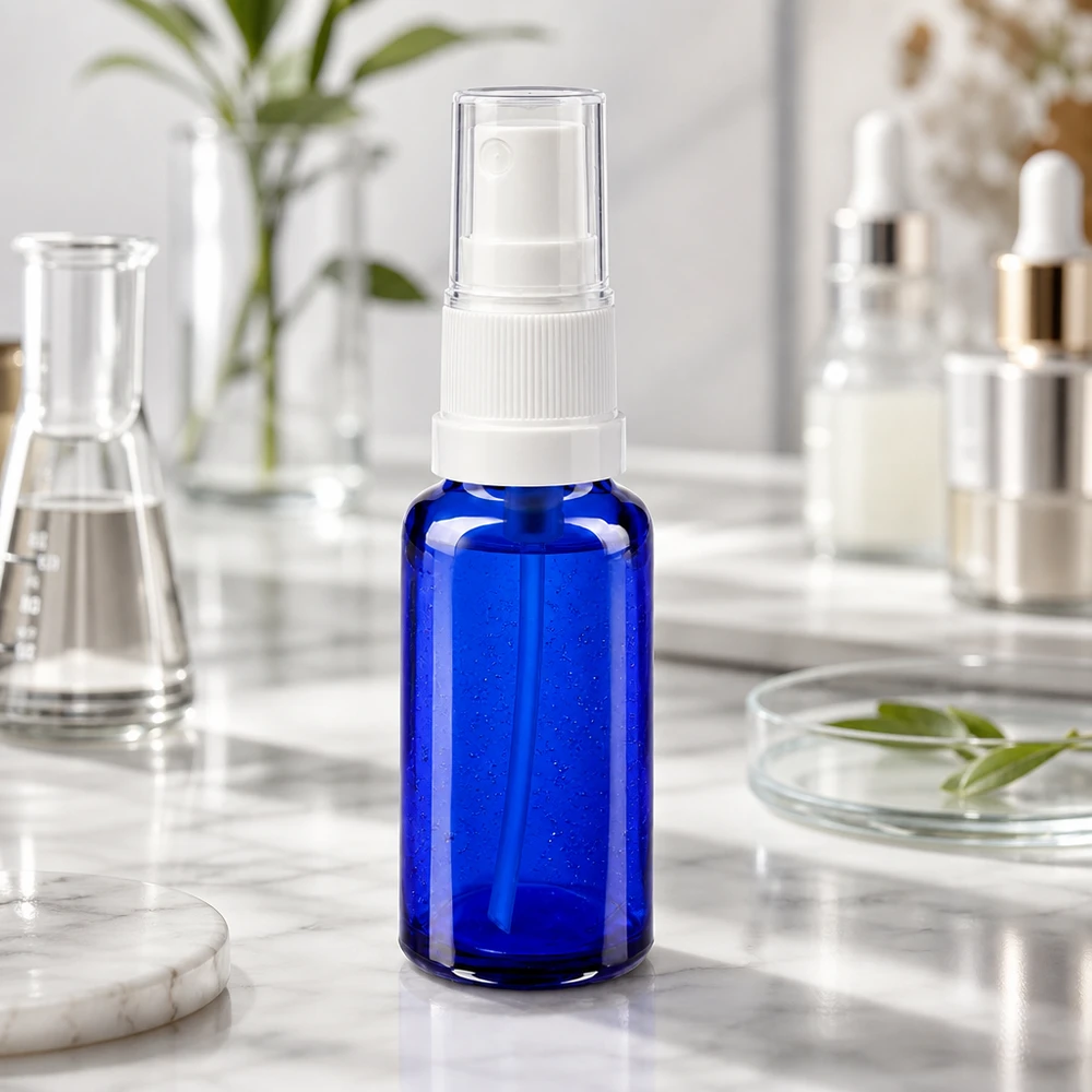 Frasco compacto de farmacia con pulverizador de 20 ml, de color azul con pulverizador blanco, en un entorno de laboratorio