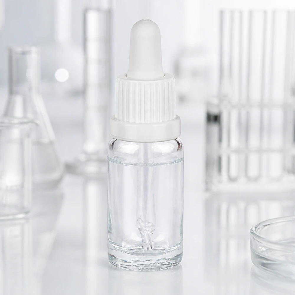 Frasco pipeta 10ml tapón inviolable blanco ClearLine UT18/10 Frasco con pipeta ClearLine de 10 ml con tapón de rosca blanco y ventosa de goma en el laboratorio